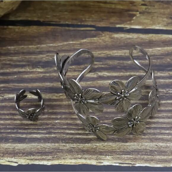 Boho Flower Cuff Bracelet & Ring Set – Silver Floral Statement Jewelry, NWT - Picture 5 of 15